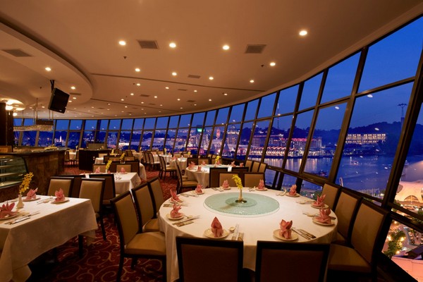 Photo © Prima Tower Revolving Restaurant