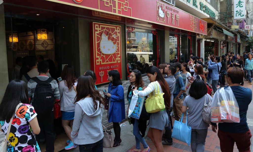 Long queues form outside the Hello Kitty Chinese Cuisine restaurant in Kowlon, Hong Kong. Photo: Hello Kitty Chinese Cuisine