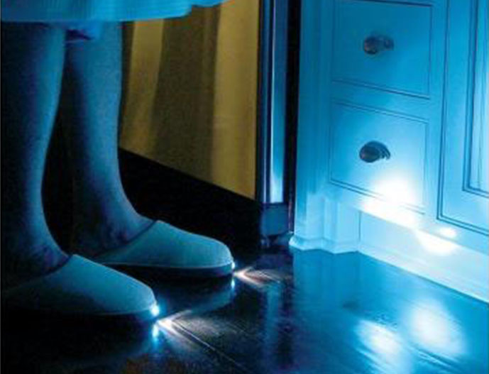 Bright-Feet-Light-Up-Slippers1