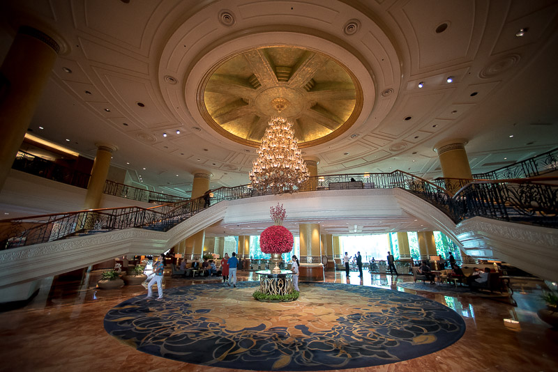 The extremely grand lobby of Makati Shangri-La, Manila. Photo © Gel ST.
