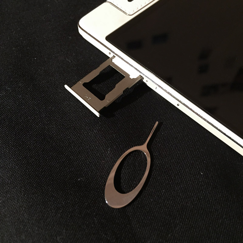 The micro-SIM card tray and slot is located to the left of the Oppo N3. Photo © Gel ST.