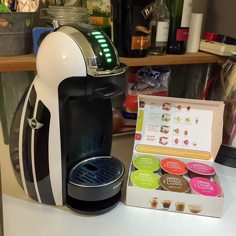 A sampler of 6 capsules comes standard with every purchase of the MINI Dolce Gusto® coffee machine. Photo © Gel ST.