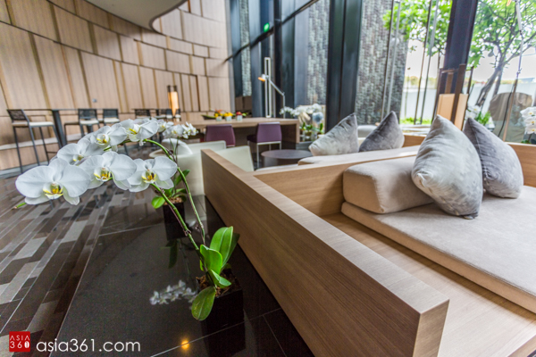 You get to enjoy high tea at the serene lobby lounge of Crowne Plaza Changi Airport.