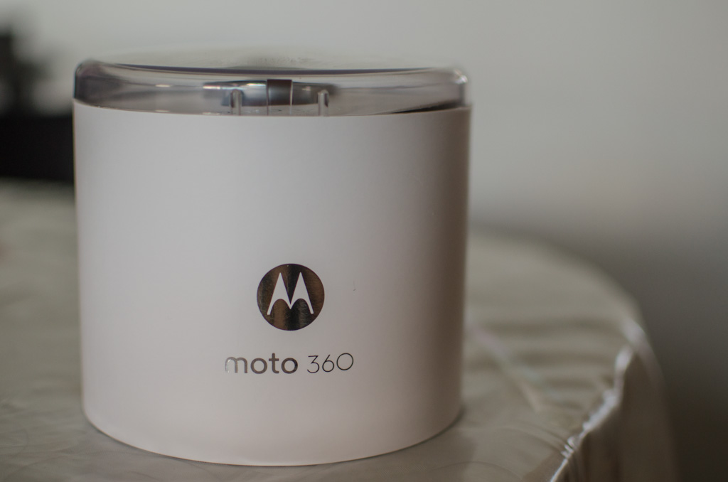 The packaging of the Moto 360 2nd Gen stresses the circular case design of the watch. 