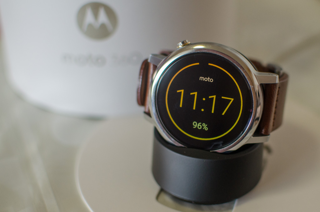 Simply drop the Moto 360 on the dock to charge it. It doubles up as a desktop clock while charging. 
