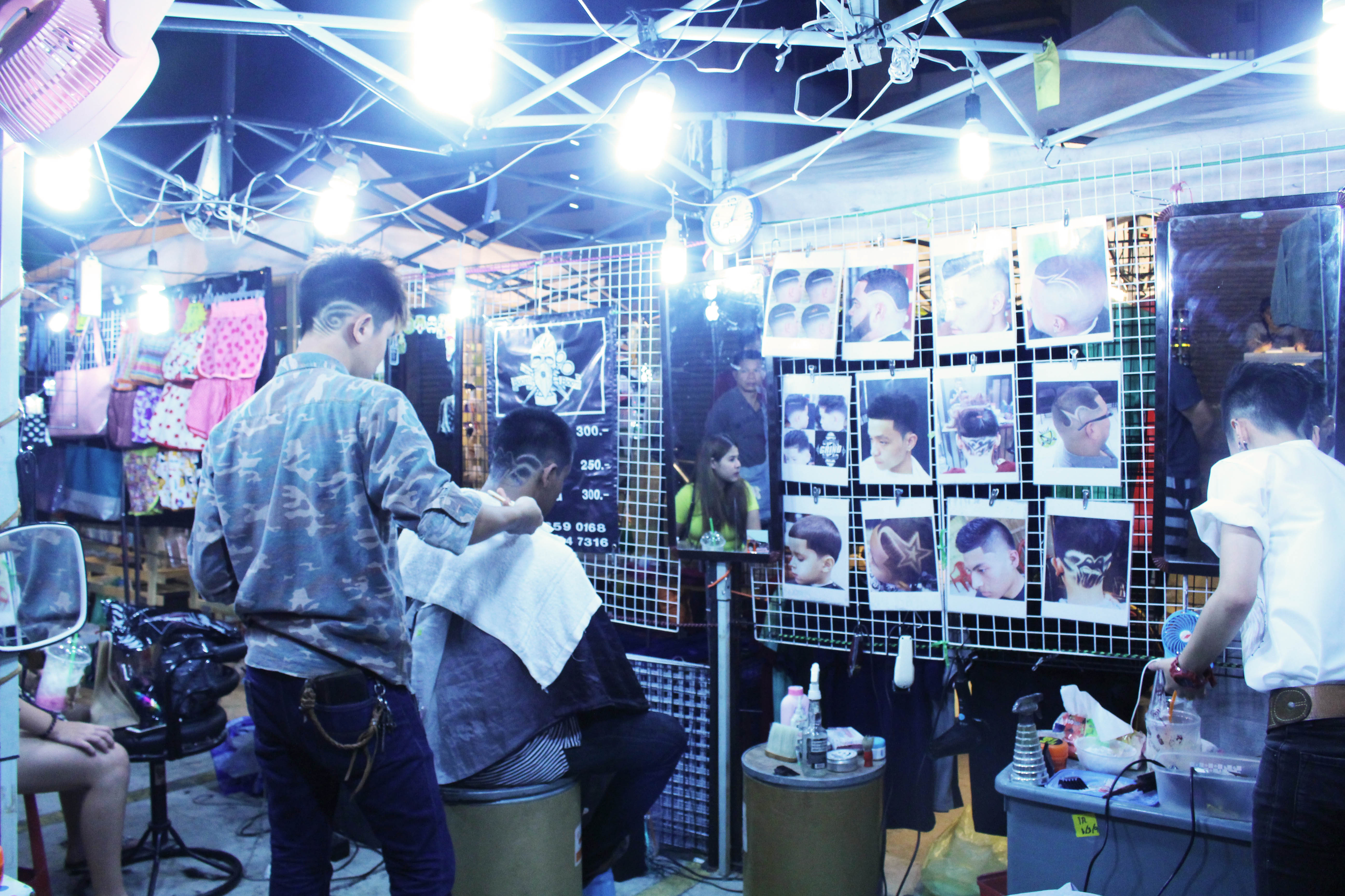 Little did we expect a barbershop right smack in the middle of Rot Fai NIght Market.