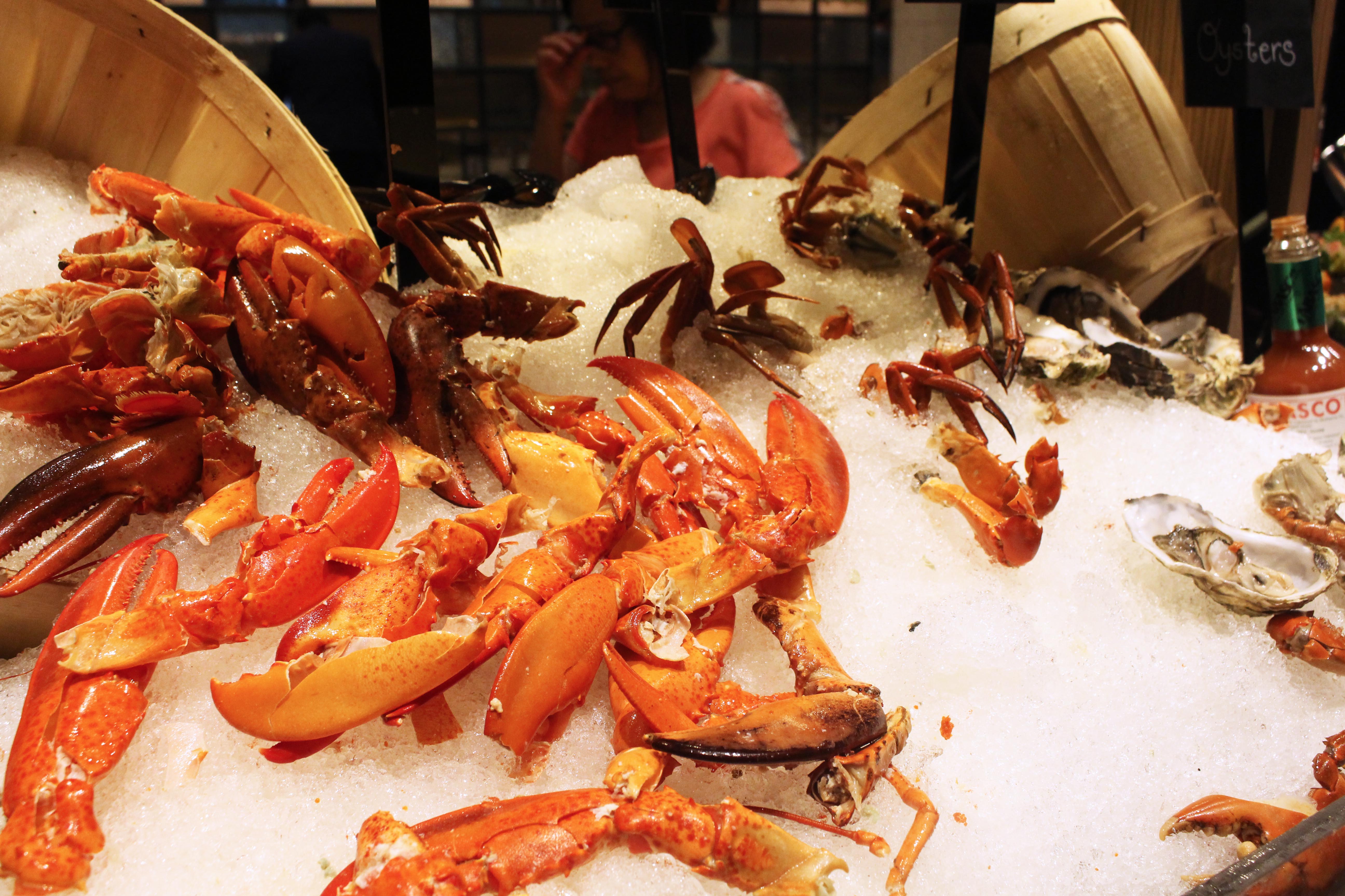 Unlimited servings of fresh seafood such as lobster, crabs, mussels and prawns are available for dinner.