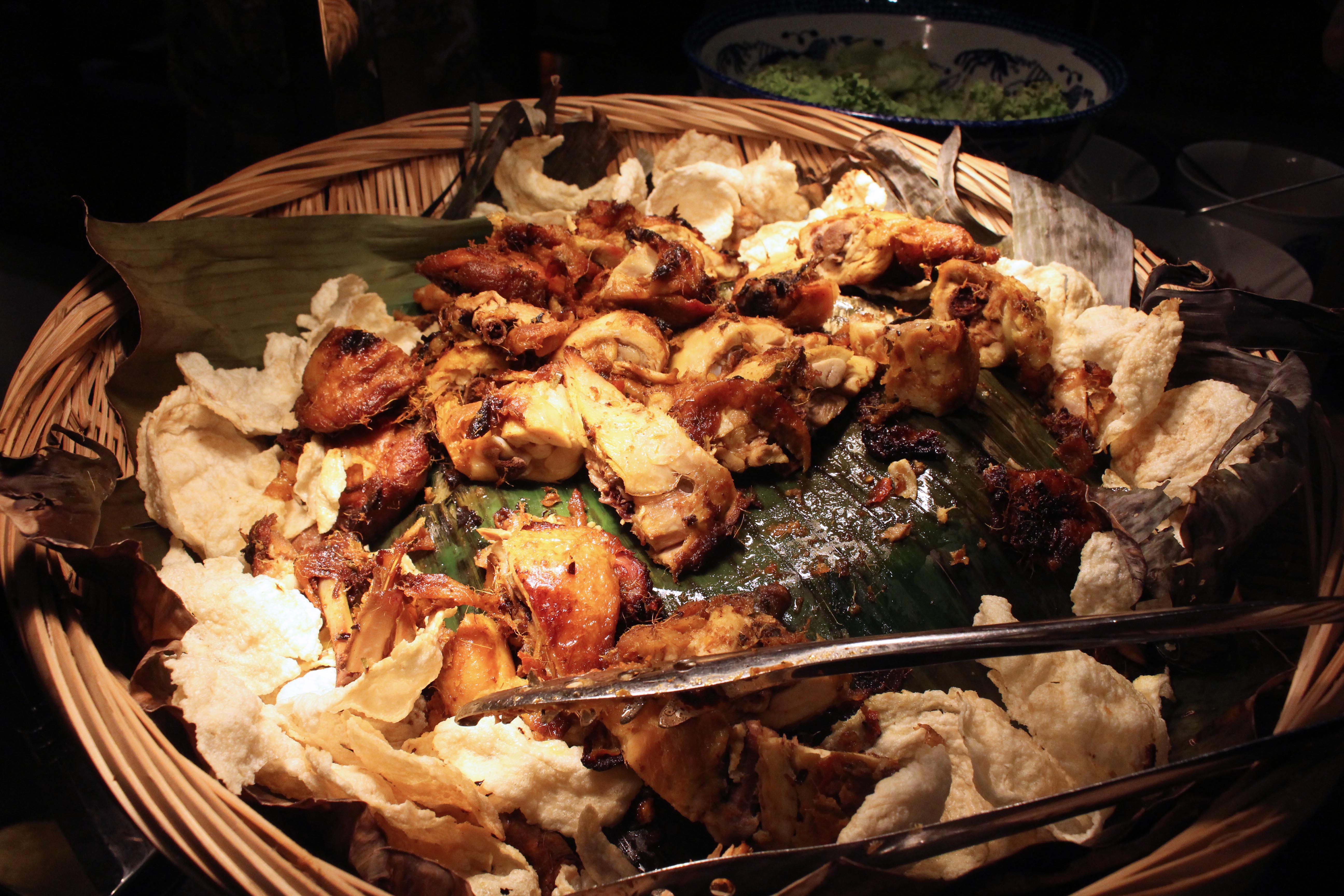 An Indonesian dish of well-marinated and fried chicken dish that has been smashed to make it softer. 