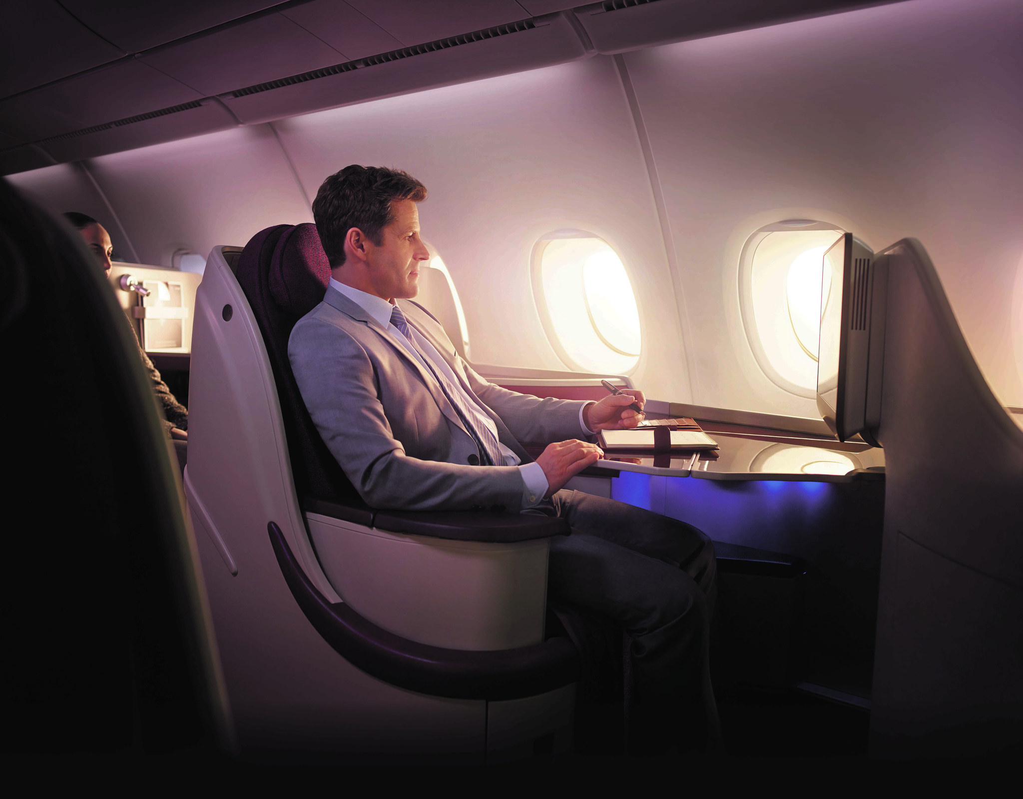 Полет в самолете 18. Airbus a320 Qatar Airways Business. Airbus a380 Qatar Airways первый класс. Бизнес класс в самолете. Салон самолета бизнес класса.