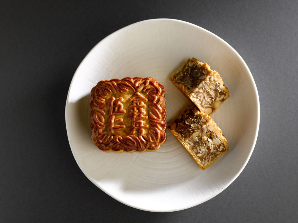 rsz_conrad_singapore_traditional_baked_mixed_nuts_mooncake_2016